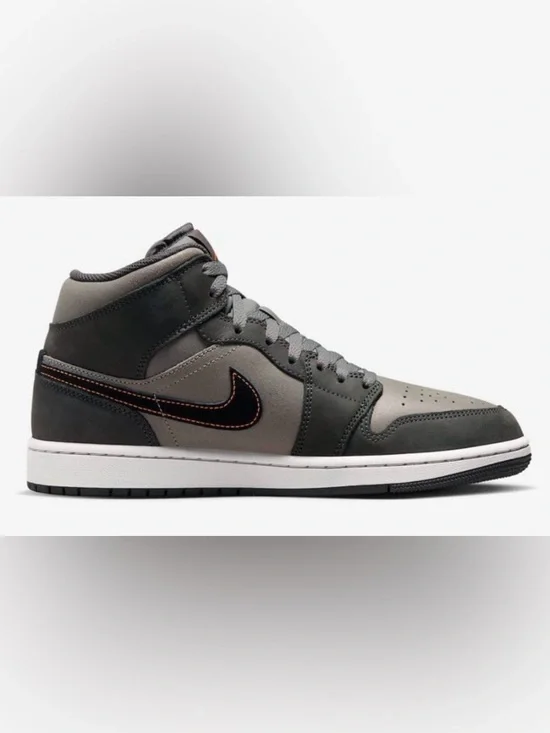 Nike Air Jordan 1 Mid SE in the "Night Stadium" colorway 7Y - Picture 2 of 11